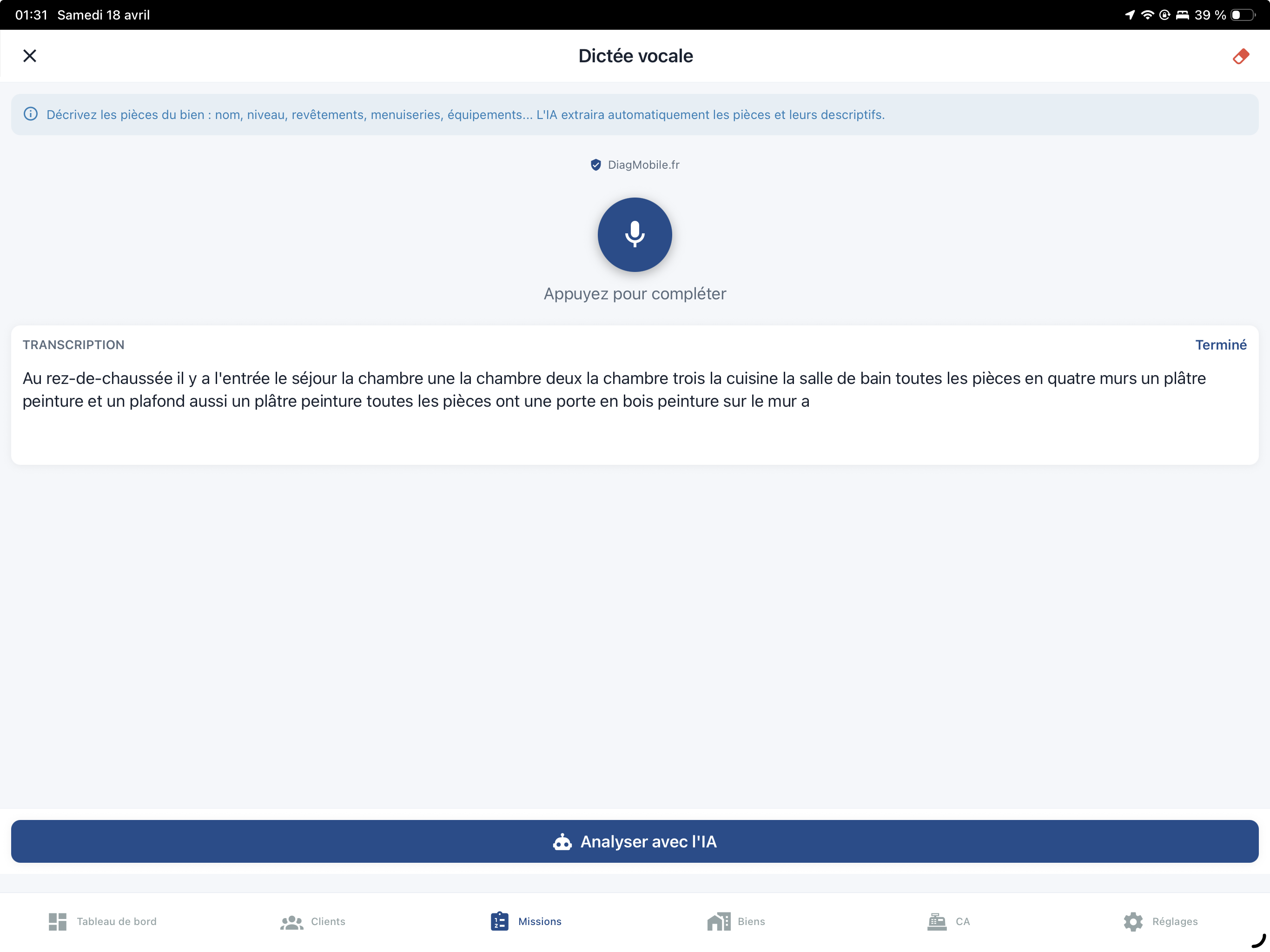 Bouton micro orange sur un champ texte